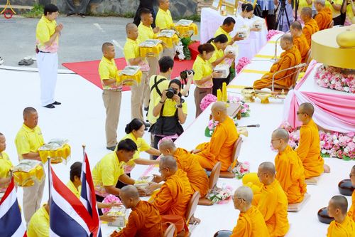 ภาพ No.241968:วันอาทิตย์ที่ 31 สิงหาคม พ.ศ. 2568 พิธีทำบุญแด่คณะสงฆ์ 122 รูป ฉลอง 121 ปี อำเภอคลองหลวง จ.ปทุมธานี เพื่อนำส่งช่วยเหลือคณะสงฆ์ 323 วัด 4 จังหวัดชายแดนภาคใต้ และช่วยเหลือประชาชนจากเหตุปะทะ แนวชายแดนไทย-กัมพูชา ณ บริเวณหน้าที่ว่าการอำเภอคลองหลวง 