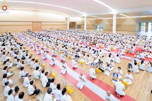 ภาพ No.217033:วันเสาร์ที่ 12 เมษายน พ.ศ. 2568 พิธีเวียนประทักษิณรอบพระมหาธรรมกายเจดีย์  พิธีวันทาเจดีย์ พิธีขอขมาและมอบผ้าไตร ในโครงการอุปสมบทหมู่ บูชาธรรมหลวงพ่อธัมมชโย, โครงการธรรมทายาท ระดับอุดมศึกษา รุ่นที่ 52 ,  โครงการบวชพระนานาชาติ AEC & WAB CEO รุ่นที่ 4 , ณ ว