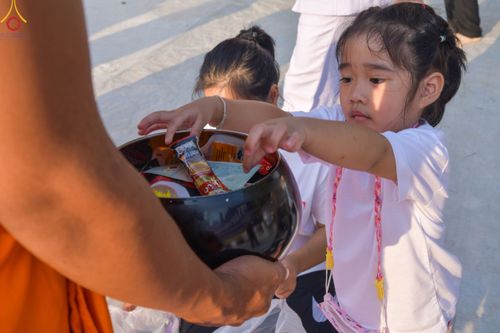 ภาพ No.110326:พิธีตักบาตรพระธรรมยาตราฯ ในโครงการธรรมยาตรากตัญญูบูชา มหาปูชนียาจารย์ พระมงคลเทพมุนี(สด จนฺทสโร) พระผู้ปราบมาร ปีที่ 12 ณ อนุสรณ์สถานลำดับที่ 2 สถานที่ตั้งมโนปณิธานบวชตลอดชีวิต อนุสรณ์สถานบางนางแท่น จ.นครปฐม วันที่ 11 มกราคม พ.ศ. 2567