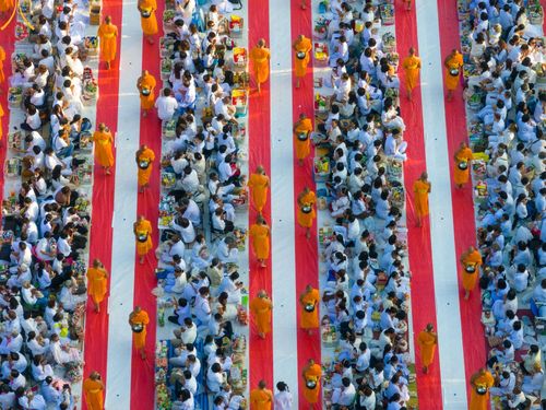 ภาพ No.112783:พิธีตักบาตรพระธรรมยาตราฯ ณ วัดสองพี่น้อง จ.สุพรรณบุรี วันที่ 15 มกราคม พ.ศ. 2567