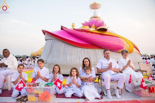 ภาพ No.201109:พิธีตักบาตรพระธรรมยาตรา ณ อนุสรณ์สถานลำดับที่ 5 สถานที่เผยแผ่วิชชาธรรมกายครั้งแรก อนุสรณ์สถานบางปลา วัดบางปลา อำเภอบางเลน จังหวัดนครปฐม ในโครงการธรรมยาตรา กตัญญูบูชา มหาปูชนียาจารย์ พระมงคลเทพมุนี(สด จนฺทสโร) พระผู้ปราบมาร อนุสรณ์สถาน 7 แห่ง ปีที่ 13