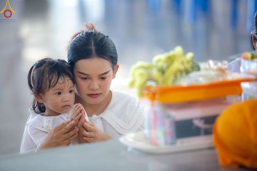 ภาพ No.136646:พิธีตักบาตร พิธีบูชาข้าวพระ ในวันอาทิตย์ต้นเดือนที่ 5 พฤษภาคม พ.ศ. 2567 ณ วัดพระธรรมกาย จ.ปทุมธานี