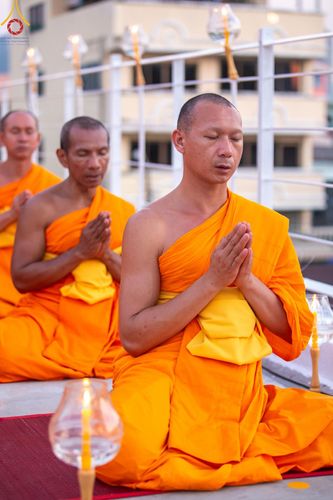 ภาพ No.201653:พิธีจุดประทีปถวายเป็นพุทธบูชา และบูชาธรรมมหาปูชนียาจารย์ ณ อาคารธรรมยาตรา กตัญญูบูชามหาปูชนียาจารย์ ตรงข้ามวัดปากน้ำภาษีเจริญ จ.กรุงเทพมหานคร ในโครงการธรรมยาตรา กตัญญูบูชา มหาปูชนียาจารย์ พระมงคลเทพมุนี(สด จนฺทสโร) พระผู้ปราบมาร อนุสรณ์สถาน 7 แห่ง