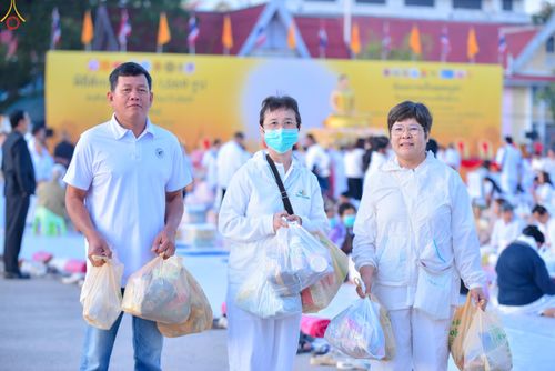 ภาพ No.280190:วันอังคารที่ ๓๐ ธันวาคม พ.ศ. ๒๕๖๘ พิธีตักบาตรพระ ๑,๐๖๙ รูป จังหวัดกาฬสินธุ์   ณ บริเวณสนามหน้าศาลากลาง จังหวัดกาฬสินธุ์ (หลังเก่า)