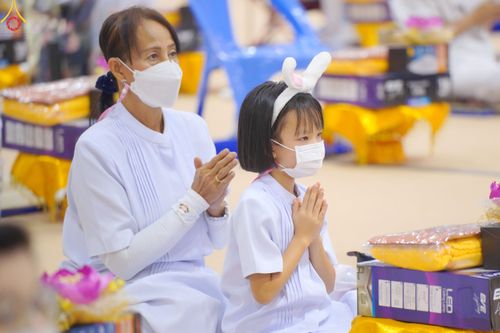 ภาพ No.84484:พิธีถวายผ้าอาบน้ำฝนและประทีปโคมไฟ ในวันอาสาฬหบูชา ณ ห้องแก้วสารพัดนึก 1 วัดพระธรรมกาย วันอังคารที่ 1 สิงหาคม พ.ศ. 2566