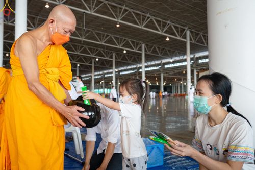 ภาพ No.82973:พิธีตักบาตร ณ บ้านแก้วเรือนทองคุณยายอาจารย์ฯ พิธีบูชาข้าวพระ ณ สภาธรรมกายสากล วัดพระธรรมกาย ในวันอาทิตย์ต้นเดือนที่ 2 ก.ค. พ.ศ.2566