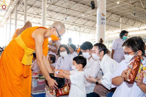 ภาพ No.81503:พิธีตักบาตร ข้าวสารอาหารแห้ง และพิธีบูชาข้าวพระ ณ สภาธรรมกายสากล วัดพระธรรมกาย วันเสาร์ที่ 3 มิถุนายน 2566
