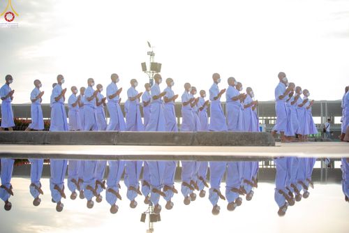 ภาพ No.82683:พิธีเวียนประทักษิณ, พิธีวันทาเจดีย์ ณ มหาธรรมกายเจดีย์  พิธีบรรพชาหมู่พระพี่เลี้ยงเข้าพรรษา, ธรรมทายาทอุดมศึกษา รุ่นที่ 50(ภาคฤดูฝน) และธรรมทายาทพุทธศาสตร์สากล รุ่นที่ 7 (ภาคฤดูฝน) วันเสาร์ที่ 17 มิถุนายน พ.ศ. 2566 ณ  โบสถ์พระไตรปิฎก วัดพระธรรมกาย จ.ปทุม