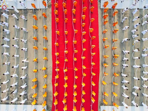 ภาพ No.79122:พิธีอัญเชิญองค์พระบรมพุทธเจ้า 24 องค์ เวียนประทักษิณรอบพระมหาธรรมกายเจดีย์ ณ วัดพระธรรมกาย  วันที่ 2 เมษายน พ.ศ. 2566