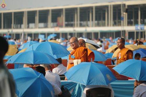 ภาพ No.324440:วันที่ 22 เมษายน พ.ศ.2569 (วันคุ้มครองโลก) งานถวายมหาสังฆทาน 40,000 กว่าวัดทั่วประเทศ บรรยากาศพระสังฆาธิการและสาธุชน  เดินทางเข้าลานธรรม วัดพระธรรมกาย