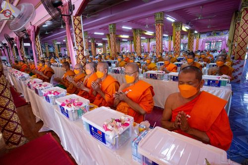 ภาพ No.73719:พิธีเจริญพระพุทธมนต์ ปฏิบัติธรรม มอบทุนการศึกษา ถวายสังฆทาน 106 วัด เพื่อถวายเป็นพุทธบูชา และขับเคลื่อนโครงการหมู่บ้านรักษาศีล 5  โดยคณะสงฆ์จังหวัดนนทบุรี คณะศิษยานุศิษย์วัดพระธรรมกาย โครงการธรรมยาตราฯ ปีที่ 11 ณ วัดตะเคียน อ.บางกรวย จ.นนทบุรี วันที่ 21 