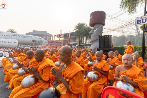 ภาพ No.321046:วันอาทิตย์ที่ ๑๒ เมษายน พ.ศ ๒๕๖๙ พิธีตักบาตรปี๋ใหม่เมืองพระภิกษุสงฆ์ ๓๓๙ รูป  อุทิศถวายพระราชกุศลสมเด็จพระนางสิริกิติ์  พระบรมราชินีนาถ พระบรมราชชนนีพันปีหลวง และฉลองเมืองแม่แตงครบรอบ ๑๑๙ ปี ณ ลานโรงแรมแอร์ไดมอนด์ อำเภอแม่แตง จังหวัดเชียงใหม่