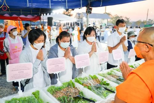 ภาพ No.74001:พิธีถวายภัตตาหารเป็นสังฆทาน แด่คณะพระธรรมยาตราฯ ในโครงการธรรมยาตรากตัญญูบูชา มหาปูชนียาจารย์ พระมงคลเทพมุนี(สด จนฺทสโร) พระผู้ปราบมาร อนุสรณ์สถาน 7 แห่ง ปีที่ 11 วันที่ 24 มกราคม พ.ศ. 2566