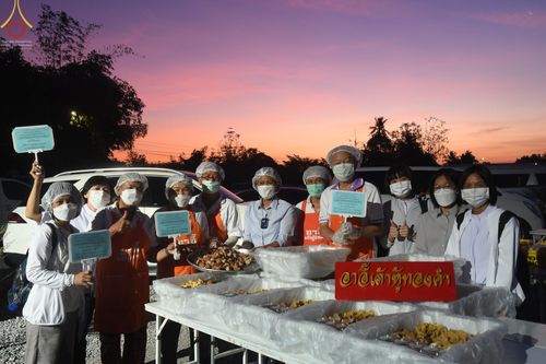 ภาพ No.72910:พิธีถวายภัตตาหารเป็นสังฆทาน แด่คณะพระธรรมยาตราฯ ในโครงการธรรมยาตรากตัญญูบูชา มหาปูชนียาจารย์ พระมงคลเทพมุนี(สด จนฺทสโร) พระผู้ปราบมาร อนุสรณ์สถาน 7 แห่ง ปีที่ 11 วันที่ 20 มกราคม พ.ศ. 2566