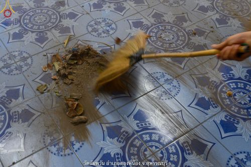 ภาพ No.69163:พระธรรมยาตรา ปฏิบัติศาสนกิจ ทำนุบำรุงศาสนสถาน, สวดธรรมจักร, ปฏิบัติธรรม ร่วมกับชุมชน,นักเรียนเด็กดีวีสตาร์ และร่วมพิธีทอดผ้าป่าบำรุงศาสนสถาน ในโครงการธรรมยาตรากตัญญูบูชา มหาปูชนียาจารย์ พระมงคลเทพมุนี(สด จนฺทสโร) พระผู้ปราบมาร อนุสรณ์สถาน 7 แห่ง ปีที่ 11