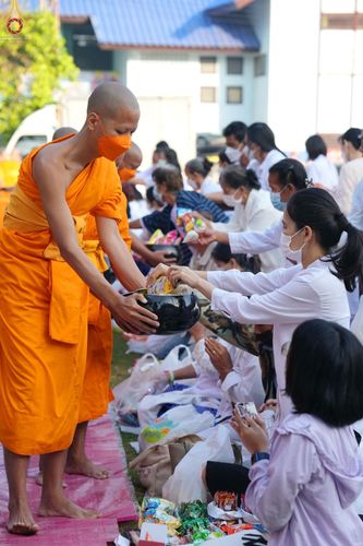 ภาพ No.73672:พิธีตักบาตรพระธรรมยาตราฯ ในโครงการธรรมยาตรากตัญญูบูชา มหาปูชนียาจารย์ พระมงคลเทพมุนี(สด จนฺทสโร) พระผู้ปราบมาร ปีที่ 11 ณ อนุสรณ์สถานลำดับที่ 4 สถานที่เกิดด้วยกายธรรม วัดโบสถ์ (บน) บางคูเวียง อ.บางกรวย จ.นนทบุรี วันที่ 22 มกราคม พ.ศ. 2566