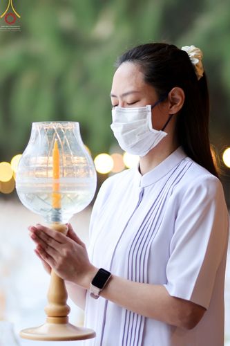 ภาพ No.69334:พิธีจุดประทีปถวายเป็นพุทธบูชา และบูชาธรรมมหาปูชนียาจารย์ ในโครงการธรรมยาตรากตัญญูบูชา มหาปูชนียาจารย์ พระมงคลเทพมุนี(สด จนฺทสโร) พระผู้ปราบมาร ปีที่ 11 ณ อนุสรณ์สถานมหาวิหารพระมงคลเทพมุนี อ.สองพี่น้อง จ.สุพรรณบุรี