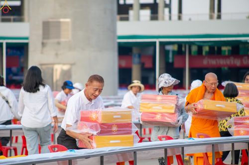 ภาพ No.322572:วันที่ 17 เมษายน พ.ศ.2569 การเรียงกล่องไทยธรรม เรียงน้ำดื่ม เรียงร่ม ณ ลานธรรมพระมหาธรรมกายเจดีย์ เพื่องานถวายมหาสังฆทาน 40,000 กว่าวัดทั่วประเทศ วันคุ้มครองโลก 22 เมษายน พ.ศ.2569 วัดพระธรรมกาย