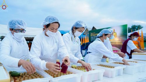 ภาพ No.69921:พิธีถวายภัตตาหารเป็นสังฆทาน แด่คณะพระธรรมยาตราฯ ในโครงการธรรมยาตราฯ ปีที่ 11 ณ อนุสรณ์สถานมหาวิหารพระมงคลเทพมุนี อ.สองพี่น้อง จ.สุพรรณบุรี วันที่ 9 มกราคม พ.ศ. 2566