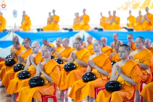 ภาพ No.337596:วันอาทิตย์ต้นเดือน 5 กรกฎาคม พ.ศ.2569 พิธีตักบาตรข้าวสารอาหารแห้ง  ณ บ้านแก้วเรือนทองคุณยายฯ วัดพระธรรมกาย