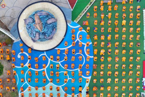 ภาพ No.284280:วันเสาร์ที่ 20 ธันวาคม พ.ศ.2568  พิธีตักบาตรพระ 10,000 รูป เนื่องในโอกาส 194 ปี จังหวัดกาญจนบุรี และอุทิศส่วนกุศลให้แด่บรรพชนทั้งหลาย บริเวณถนนสองแคว (Skywalk) เมืองกาญจนบุรี