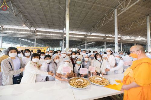 ภาพ No.75134:พิธีถวายภัตตาหารเป็นสังฆทาน แด่คณะพระธรรมยาตราฯ ในโครงการธรรมยาตรากตัญญูบูชา มหาปูชนียาจารย์ พระมงคลเทพมุนี(สด จนฺทสโร) พระผู้ปราบมาร อนุสรณ์สถาน 7 แห่ง ปีที่ 11 วันที่ 31 มกราคม พ.ศ. 2566