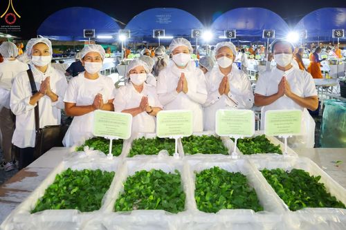 ภาพ No.74108:พิธีถวายภัตตาหารเป็นสังฆทาน แด่คณะพระธรรมยาตราฯ ในโครงการธรรมยาตรากตัญญูบูชา มหาปูชนียาจารย์ พระมงคลเทพมุนี(สด จนฺทสโร) พระผู้ปราบมาร อนุสรณ์สถาน 7 แห่ง ปีที่ 11 วันที่ 25 มกราคม พ.ศ. 2566