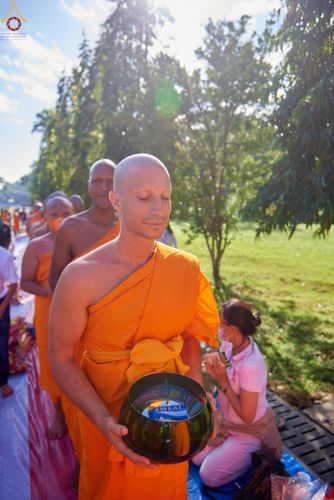 ภาพ No.68376:พิธีตักบาตร ณ พระมหาเจดีย์บรมพุทโธ ประเทศอินโดนีเซีย วันที่ 18 ธันวาคม พ.ศ. 2565