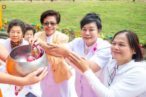 ภาพ No.68562:พิธีเจริญพระพุทธมนต์และตักบาตรพระ ๑,๐๐๐ รูป บำเพ็ญกุศลเพื่อถวายพระพรชัยแด่ สมเด็จพระเจ้าลูกเธอเจ้าฟ้าพัชรกิติยาภา นเรนทิราเทพยวดี กรมหลวงราชสาริณีสิริพัชร มหาวัชรราชธิดา และ ฉลองเมืองลำปาง ๑,๓๔๒ ปี วันศุกร์ที่ ๓๐ ธันวาคม พ.ศ.๒๕๖๕ ณ ศูนย์ปฏิบัติธรรมลำปาง 