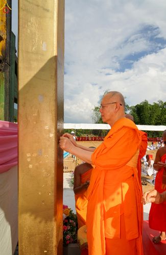 ภาพ No.331678:วันพุธที่ ๓ มิถุนายน พ.ศ.๒๕๖๙ พิธีทอดผ้าป่า ปฏิบัติธรรมกลั่นแผ่นดิน พิธีโปรยรัตนชาติ  และ พิธีตอกเสาเข็ม มงคลต้นแรก สถาปนา "องค์พระเจดีย์เพื่อสร้างสันติภาพโลก"  องค์แรก ครั้งแรกของลำปาง ประตูสู่ภาคเหนือ  ณ ศูนย์ปฏิบัติธรรมเถินเทิดธรรม อ.เถิน จ.ลำปาง