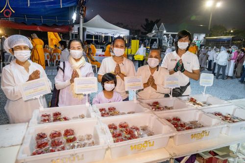 ภาพ No.74387:พิธีถวายภัตตาหารเป็นสังฆทาน แด่คณะพระธรรมยาตราฯ ในโครงการธรรมยาตรากตัญญูบูชา มหาปูชนียาจารย์ พระมงคลเทพมุนี(สด จนฺทสโร) พระผู้ปราบมาร อนุสรณ์สถาน 7 แห่ง ปีที่ 11 วันที่ 26 มกราคม พ.ศ. 2566