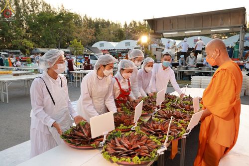 ภาพ No.69838:พิธีถวายภัตตาหารเป็นสังฆทาน แด่คณะพระธรรมยาตราฯ ในโครงการธรรมยาตราฯ ปีที่ 11 ณ อนุสรณ์สถานมหาวิหารพระมงคลเทพมุนี อ.สองพี่น้อง จ.สุพรรณบุรี วันที่ 7 มกราคม พ.ศ. 2566