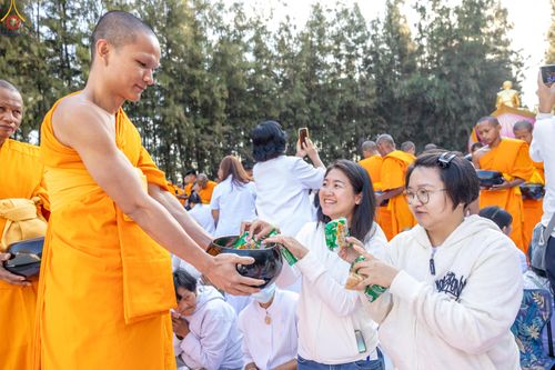 ภาพ No.289400:วันที่ 7 มกราคม พ.ศ. 2569 พิธีตักบาตรพระธรรมยาตรา ณ อนุสรณ์สถานลำดับที่ 1 สถานที่เกิดด้วยรูปกายเนื้อ อนุสรณ์สถานมหาวิหารพระมงคลเทพมุนี (โลตัสแลนด์) อ.สองพี่น้อง จ.สุพรรณบุรี ในโครงการธรรมยาตรา กตัญญูบูชา มหาปูชนียาจารย์ พระมงคลเทพมุนี(สด จนฺทสโร) พระผู้ป