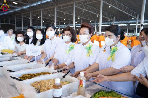 ภาพ No.105418:พิธีถวายภัตตาหารเป็นสังฆทาน แด่คณะพระธรรมยาตราฯ ในโครงการธรรมยาตรากตัญญูบูชา มหาปูชนียาจารย์ พระมงคลเทพมุนี(สด จนฺทสโร) พระผู้ปราบมาร อนุสรณ์สถาน 7 แห่ง ปีที่ 12 วันที่ 2 มกราคม พ.ศ. 2567 ณ สภาธรรมกายสากล วัดพระธรรมกาย