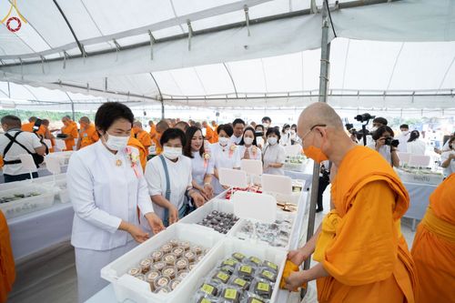 ภาพ No.69995:พิธีถวายภัตตาหารเป็นสังฆทาน แด่คณะพระธรรมยาตราฯ ในโครงการธรรมยาตราฯ ปีที่ 11 ณ อนุสรณ์สถานมหาวิหารพระมงคลเทพมุนี อ.สองพี่น้อง จ.สุพรรณบุรี วันที่ 10 มกราคม พ.ศ. 2566