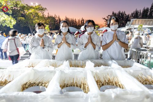 ภาพ No.106032:พิธีถวายภัตตาหารเป็นสังฆทาน แด่คณะพระธรรมยาตราฯ ในโครงการธรรมยาตรากตัญญูบูชา มหาปูชนียาจารย์ พระมงคลเทพมุนี(สด จนฺทสโร) พระผู้ปราบมาร อนุสรณ์สถาน 7 แห่ง ปีที่ 12 วันที่ 3 มกราคม พ.ศ. 2567 ณ อนุสรณ์สถานโลตัสแลนด์ จ.สุพรรณบุรี