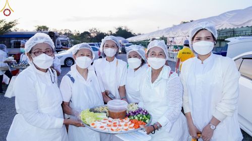 ภาพ No.73060:พิธีถวายภัตตาหารเป็นสังฆทาน แด่คณะพระธรรมยาตราฯ ในโครงการธรรมยาตรากตัญญูบูชา มหาปูชนียาจารย์ พระมงคลเทพมุนี(สด จนฺทสโร) พระผู้ปราบมาร อนุสรณ์สถาน 7 แห่ง ปีที่ 11 วันที่ 21 มกราคม พ.ศ. 2566