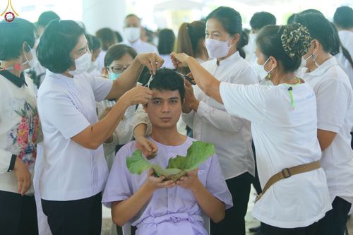 ภาพ No.63602:พิธีปลงผมนาคธรรมทายาท โครงการอุปสมบทบูชาธรรม มหาปูชนียาจารย์ประจำปี 2565 วันที่ 19 พฤศจิกายน พ.ศ. 2565 ณ สภาธรรมกายสากล วัดพระธรรมกาย