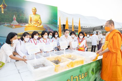 ภาพ No.71165:พิธีถวายภัตตาหารเป็นสังฆทาน แด่คณะพระธรรมยาตราฯ ในโครงการธรรมยาตราฯ ปีที่ 11 ณ อนุสรณ์สถานคลองบางนางแท่น อ.สามพราน จ.นครปฐม วันที่ 14 มกราคม พ.ศ. 2566