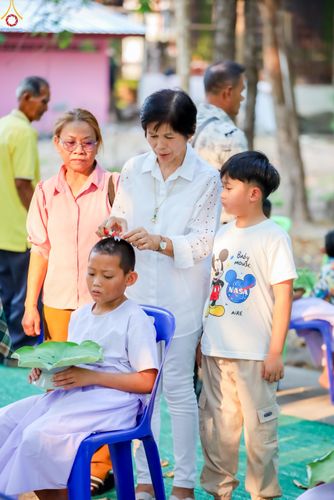 ภาพ No.317949:วันพฤหัสบดีที่ 2 เมษายน พ.ศ.2569 พิธีปลงผม , พิธีขอขมามอบบาตรและผ้าไตร , พิธีบรรพชาสามเณร จำนวน 28 รูป   ณ วัดโซกเป็ดอภิญญาโณ ต.เมืองเก่า อ.เมือง จ.สุโขทัย