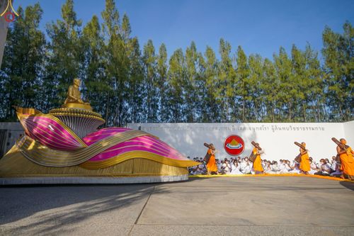 ภาพ No.70677:พิธีต้อนรับพระธรรมยาตรา ในโครงการธรรมยาตรากตัญญูบูชา มหาปูชนียาจารย์ พระมงคลเทพมุนี(สด จนฺทสโร) พระผู้ปราบมาร อนุสรณ์สถาน 7 แห่ง ปีที่ 11 วันที่ 14 มกราคม พ.ศ. 2566 ณ อนุสรณ์สถานลำดับที่ 3 สถานที่เกิดในเพศสมณะ วัดสองพี่น้อง อ.สองพี่น้อง จ.สุพรรณบุรี