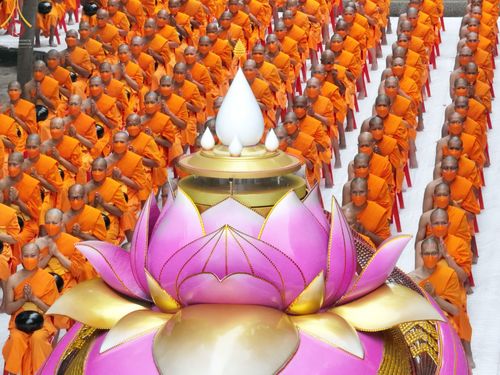 ภาพ No.69591:พิธีตักบาตรพระธรรมยาตราฯ ในโครงการธรรมยาตรากตัญญูบูชา มหาปูชนียาจารย์ พระมงคลเทพมุนี(สด จนฺทสโร) พระผู้ปราบมาร ปีที่ 11 ณ อนุสรณ์สถานลำดับที่ 1 สถานที่เกิดด้วยรูปกายเนื้อ อนุสรณ์สถานมหาวิหารพระมงคลเทพมุนี อ.สองพี่น้อง จ.สุพรรณบุรี