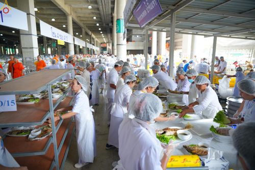 ภาพ No.323710:วันที่ 22 เมษายน พ.ศ.2569(วันคุ้มครองโลก) งานถวายมหาสังฆทาน 40,000 กว่าวัดทั่วประเทศ คณะสงฆ์ฉันภัตตาหารเพล