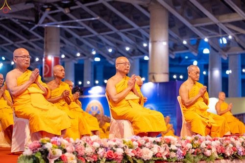 ภาพ No.280395:วันที่ 31 ธันวาคม พ.ศ.2568 -วันที่ 1 มกราคม พ.ศ.2569 พิธีฉลองชัยสวดมนต์บทธัมมจักกับปปวัตนสูตร ครบ 8,000,000,000 จบ , พิธีสวดมนต์ข้ามปี ณ วัดพระธรรมกาย