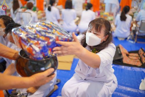 ภาพ No.78856:พิธีตักบาตร ข้าวสารอาหารแห้ง พิธีบูชาข้าวพระ ในวันอาทิตย์ต้นเดือนที่ 2 เมษายน พ.ศ. 2566