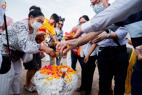ภาพ No.79546:พิธีเททองหล่อพระประธาน ประจำอุโบสถวัดสายสุวพรรณ ณ มณฑลพิธีฯ ธรรมอุทยาน สัตตมหาสถาน หน้าอุโบสถวัดสายสุวพรรณ ต.คลองสี่ อ.คลองหลวง จ.ปทุมธานี วันเสาร์ที่ 1 เมษายน พ.ศ. 2566