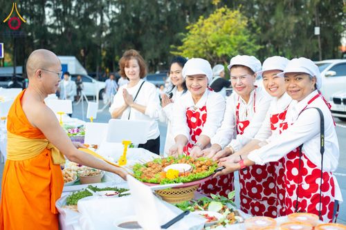 ภาพ No.288278:วันที่ 5 มกราคม พ.ศ. 2569 พิธีถวายภัตตาหารเป็นสังฆทาน แด่พระธรรมยาตรา ในโครงการธรรมยาตรา กตัญญูบูชา มหาปูชนียาจารย์ พระมงคลเทพมุนี(สด จนฺทสโร) พระผู้ปราบมาร อนุสรณ์สถาน 7 แห่ง ปีที่ 14 ณ อนุสรณ์สถานมหาวิหารพระมงคลเทพมุนี (โลตัสแลนด์) อ.สองพี่น้อง จ.สุพรร