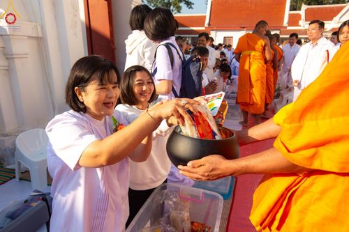 ภาพ No.197853:พิธีตักบาตรพระธรรมยาตรา ณ อนุสรณ์สถานลำดับที่ 4 สถานที่เกิดด้วยกายธรรม วัดโบสถ์(บน) ต.บางคูเวียง จ.นนทบุรี ในโครงการธรรมยาตรา กตัญญูบูชา มหาปูชนียาจารย์ พระมงคลเทพมุนี(สด จนฺทสโร) พระผู้ปราบมาร อนุสรณ์สถาน 7 แห่ง ปีที่ 13 วันที่ 19 มกราคม พ.ศ. 2568
