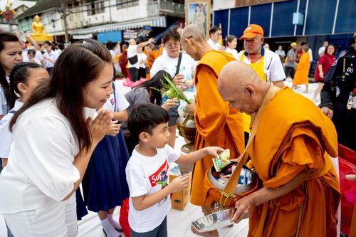 ภาพ No.245464:วันอาทิตย์ที่ 14 กันยายน พ.ศ. 2568 ตักบาตรพระ 555 รูป มหากุศล  น้อมถวายเป็นพุทธบูชา ณ หอนาฬิกาเบตง อ.เบตง จ.ยะลา