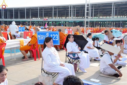 ภาพ No.221775:วันอังคารที่ 22 เมษายน พ.ศ. 2568 ภาพพิธีถวายมหาสังฆทานคณะสงฆ์ 40,000 กว่าวัดทั่วประเทศ เนื่องในวันคุ้มครองโลก ชุดที่ 2 (ปลื้มให้สมการรอคอย) ณ ลานธรรมพระมหาธรรมกายเจดีย์ วัดพระธรรมกาย